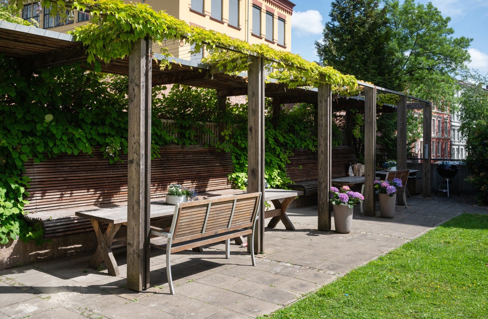 Den trafikkskjermede felleseiendommen er pent og parkmessig opparbeidet Galleribilde