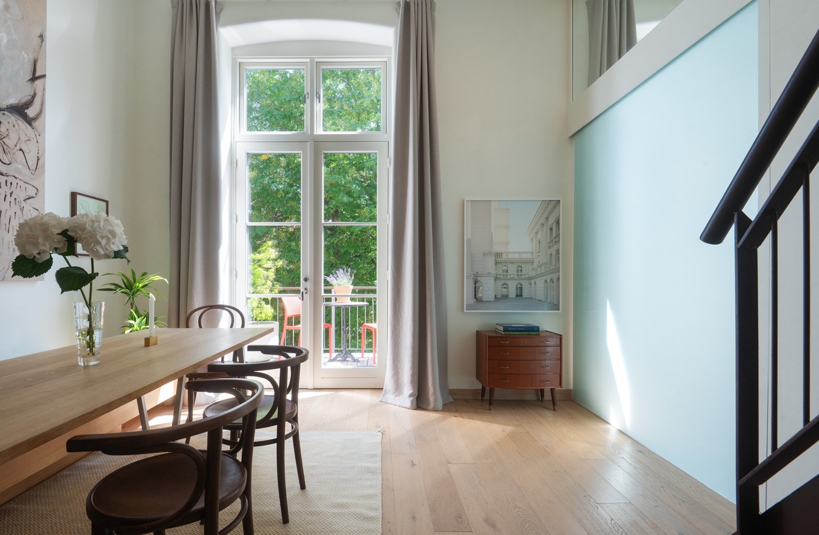 Stue og spisestue ligger i rekke og kan skilles fra hverandre med skyvedør i frostet glass med overliggende glassfelt Galleribilde