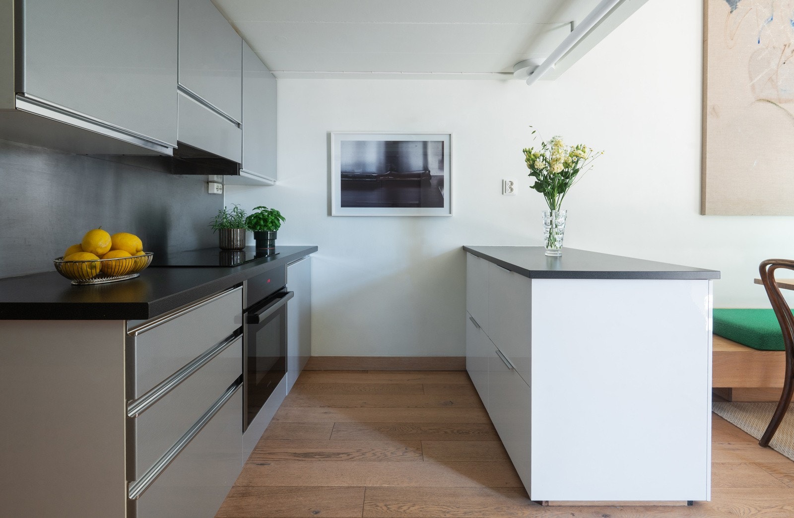 Det er rikelig med oppbevaringsplass i skuffer og skap Galleribilde