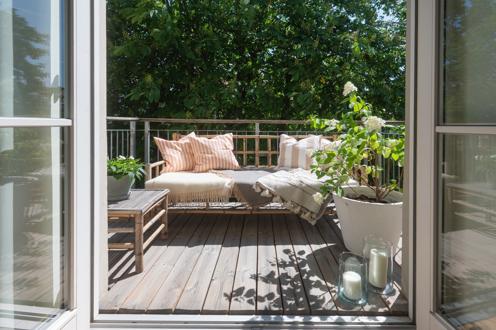 Koselig balkong med frodig utsyn Galleribilde