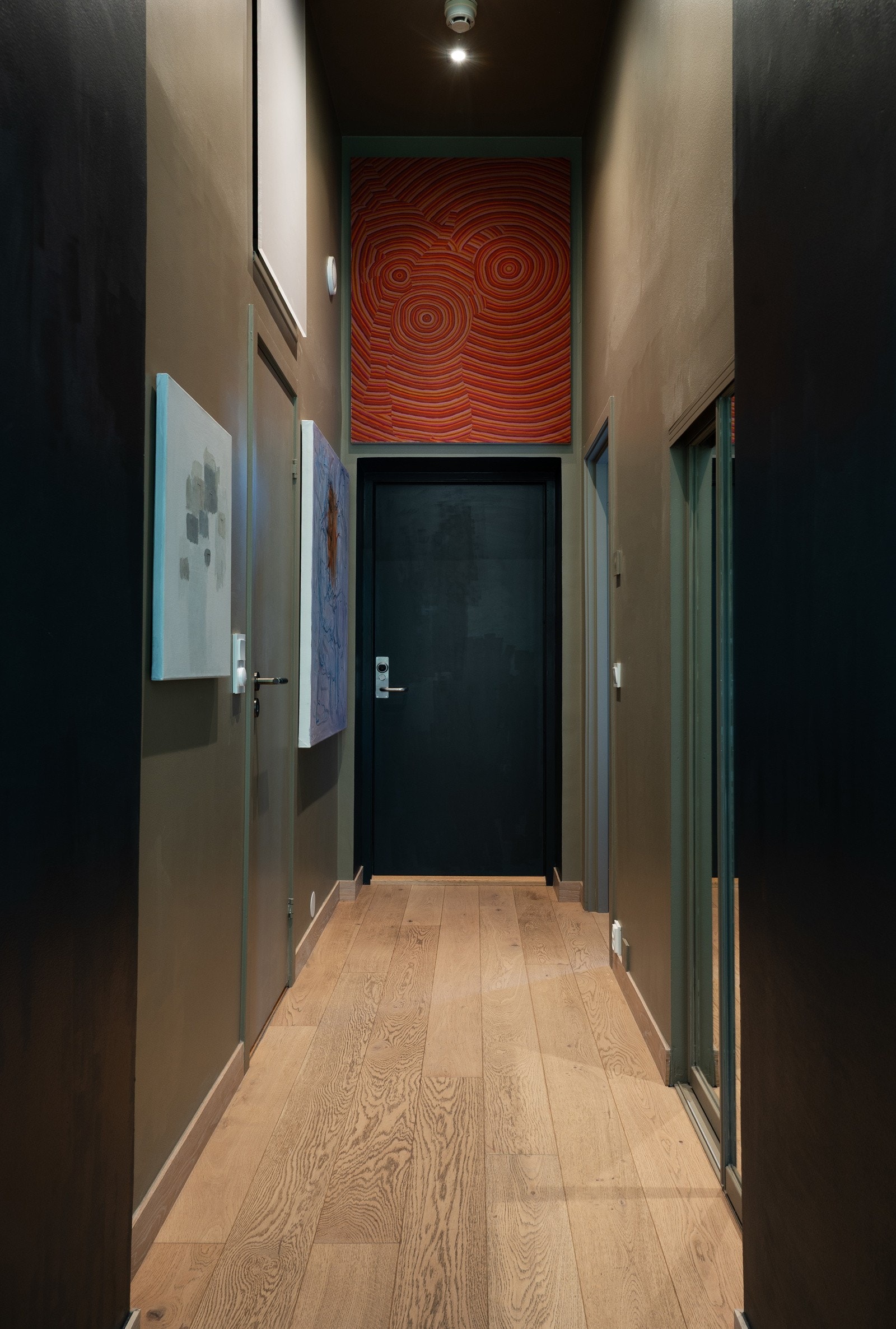 Entreen har skyvedørsgarderobe med speildører, har en sjelden takhøyde med nylagte spotter i taket og sømløs overgang mot stue/kjøkken Galleribilde