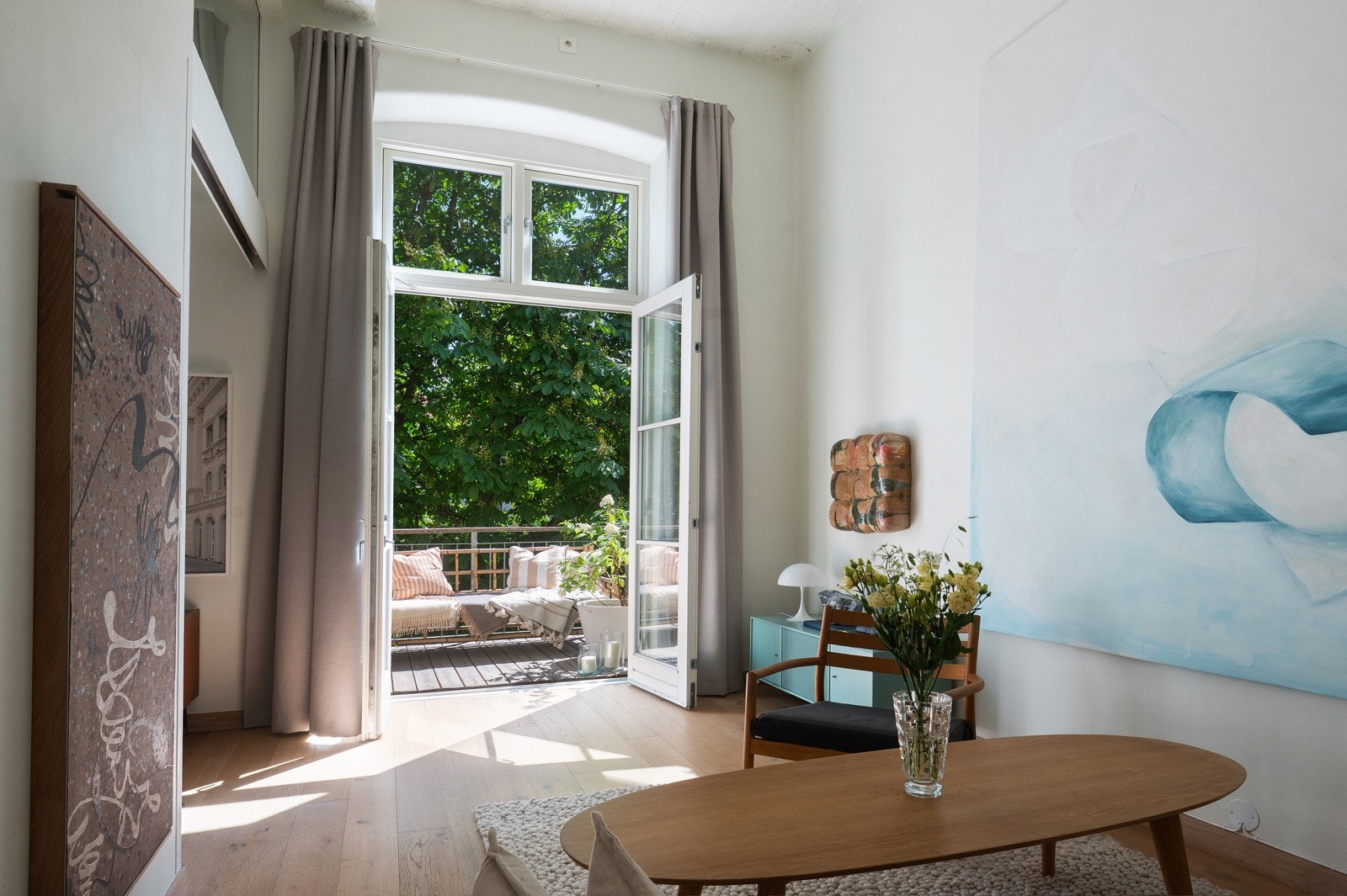 Fra stuen er det utgang til boligens andre balkong Galleribilde