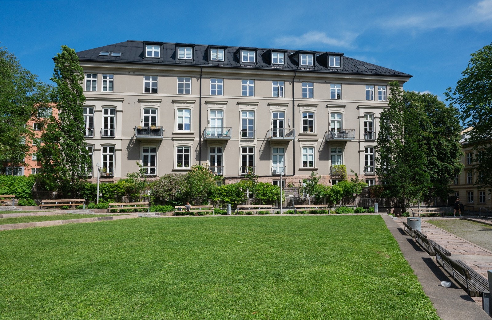 Pilestredet park 15 var opprinnelig det gamle Rikshospitalets øyeavdeling. Det ble totalrenovert og mesterlig ombygd til boliger i 2005/06 Galleribilde