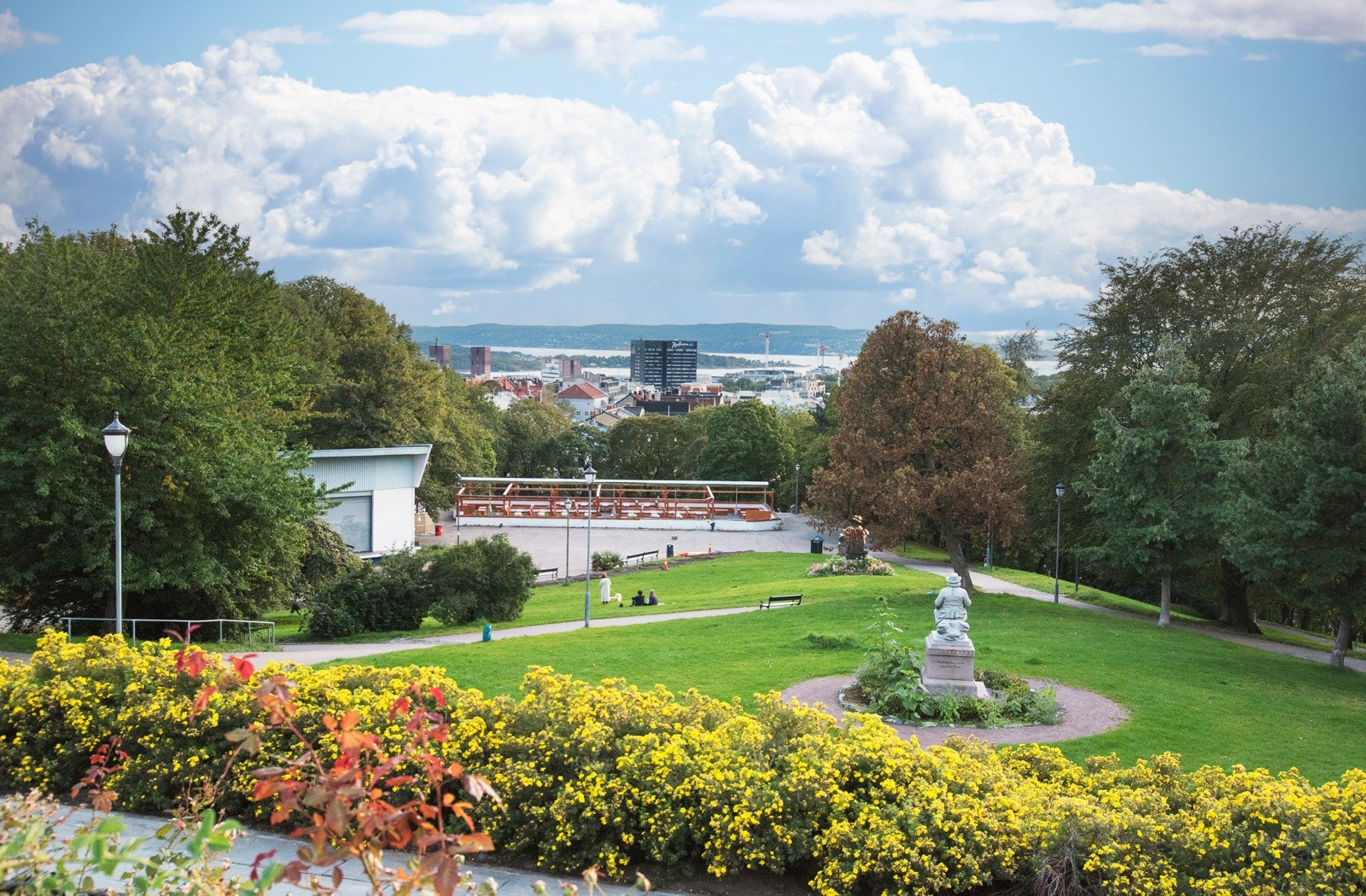 St. Hanshaugen park, et av Oslos største parkanlegg, har flott turterreng og nydelig utsikt over sentrum Galleribilde
