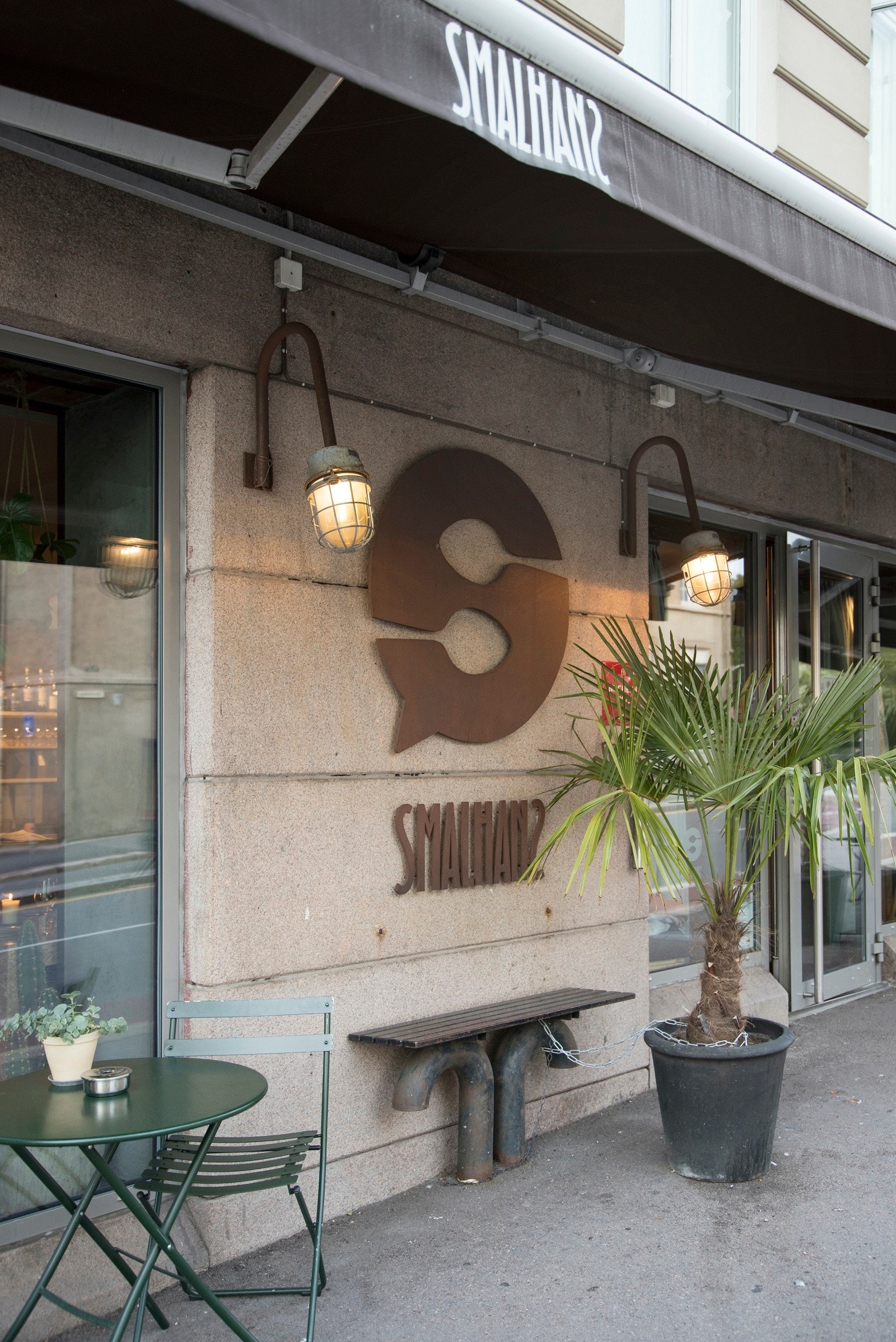 I 2015 fikk Smalhans Michelin-utmerkelsen Bib Gourmand for sine gode og smaksrike opplevelser Galleribilde