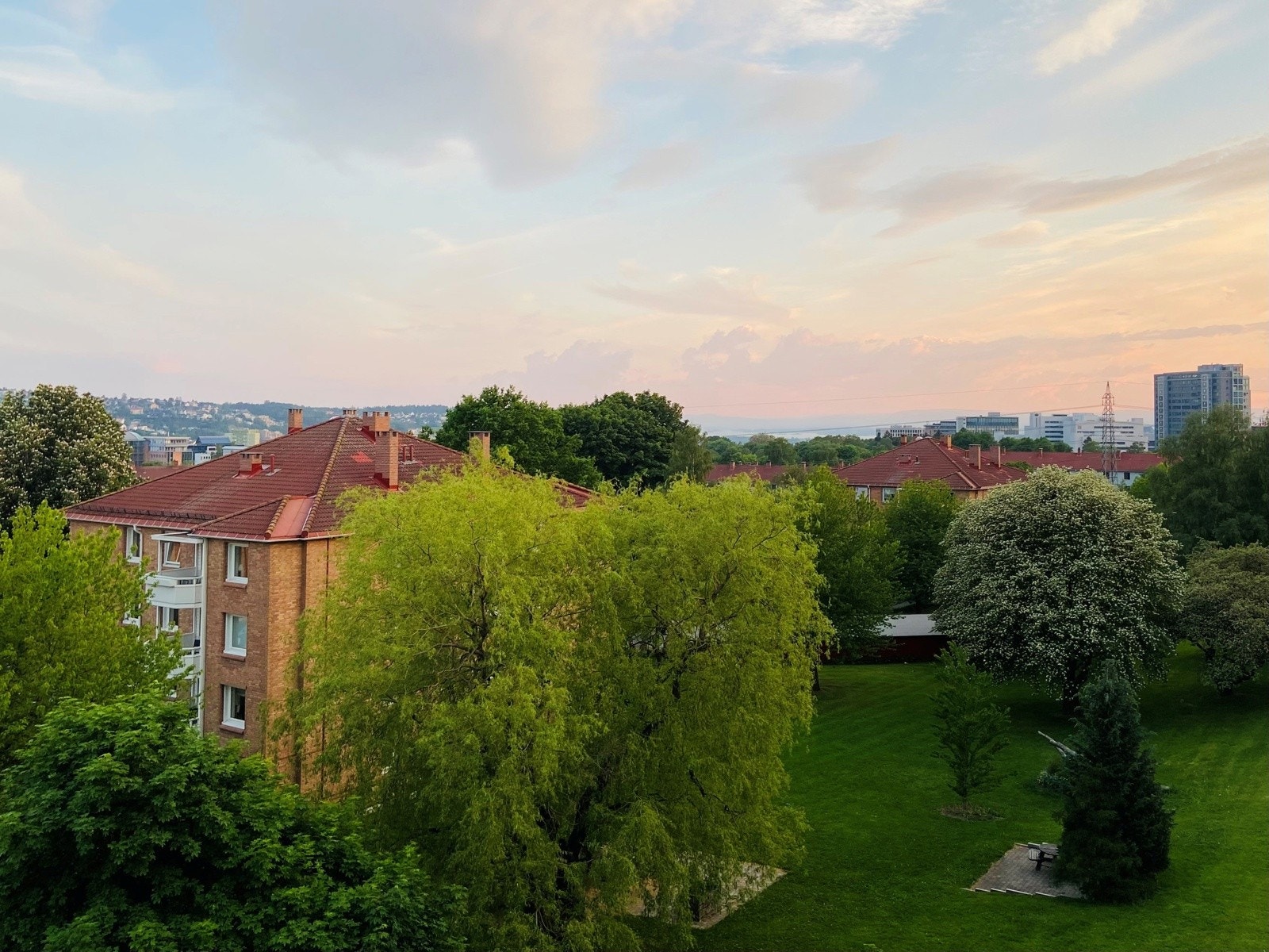 Sommerbilde selger fra balkongen Galleribilde