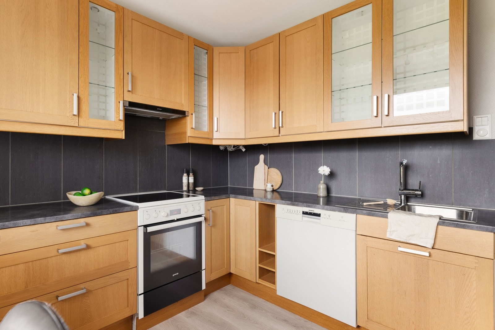 Rikelig med skap og benke-plass Galleribilde