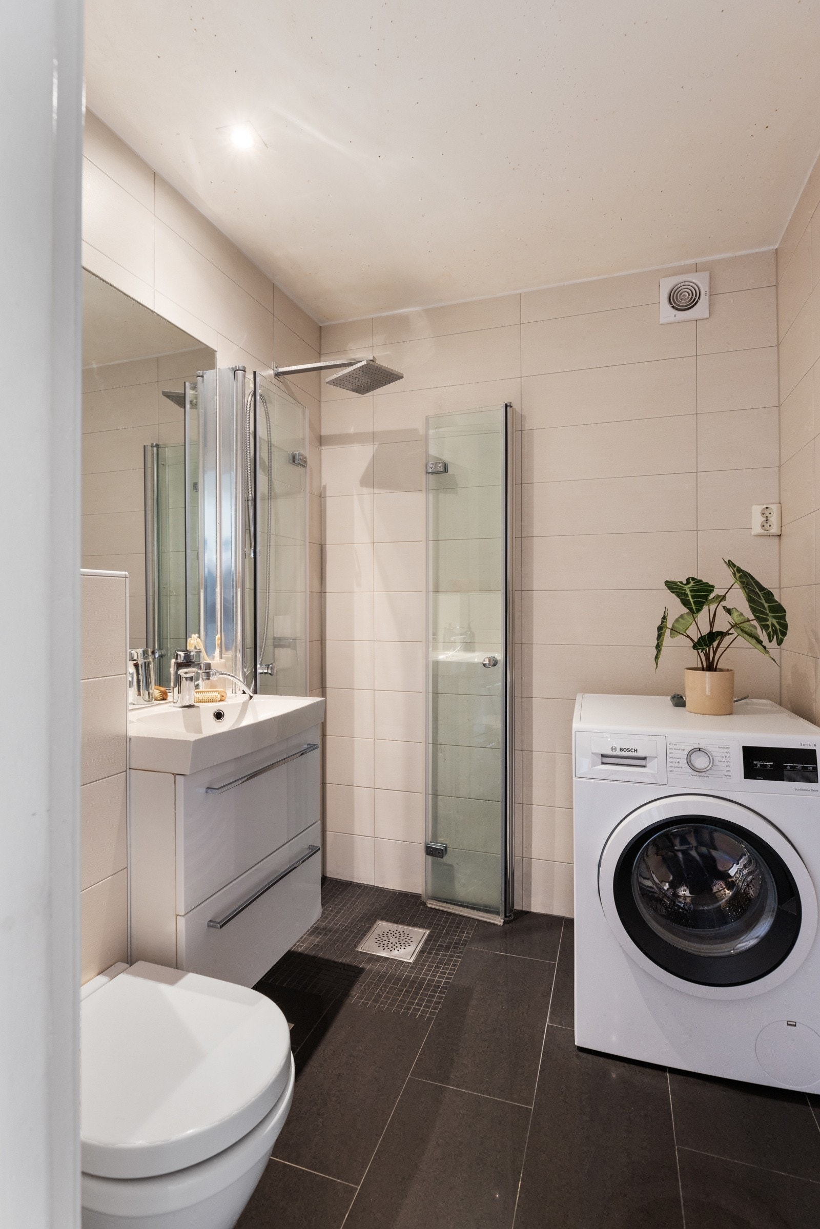 Heldekkende servant med underskap, vegghengt klosett med innmurt sisterne Galleribilde