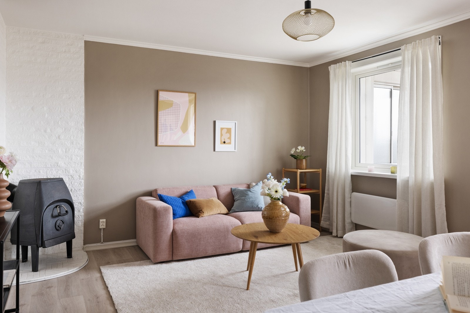 Stue med nylagte gulv i 2022 Galleribilde