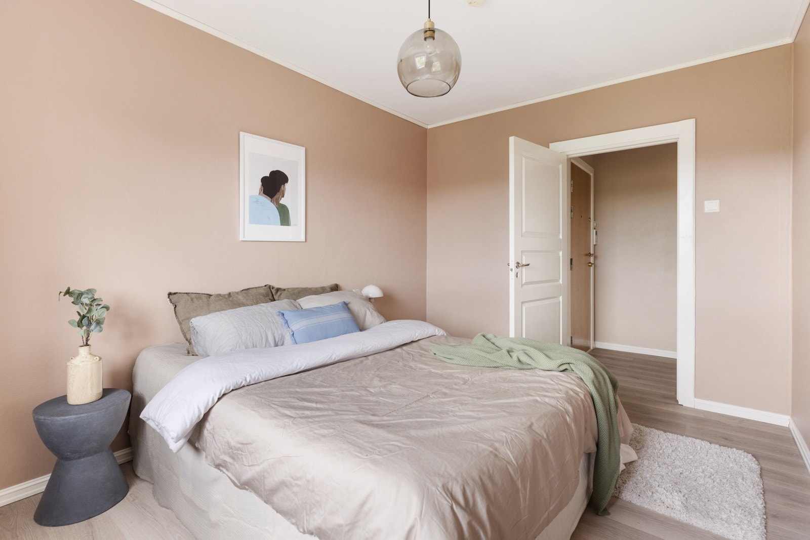 Her har du god plass til en romslig dobbeltseng Galleribilde