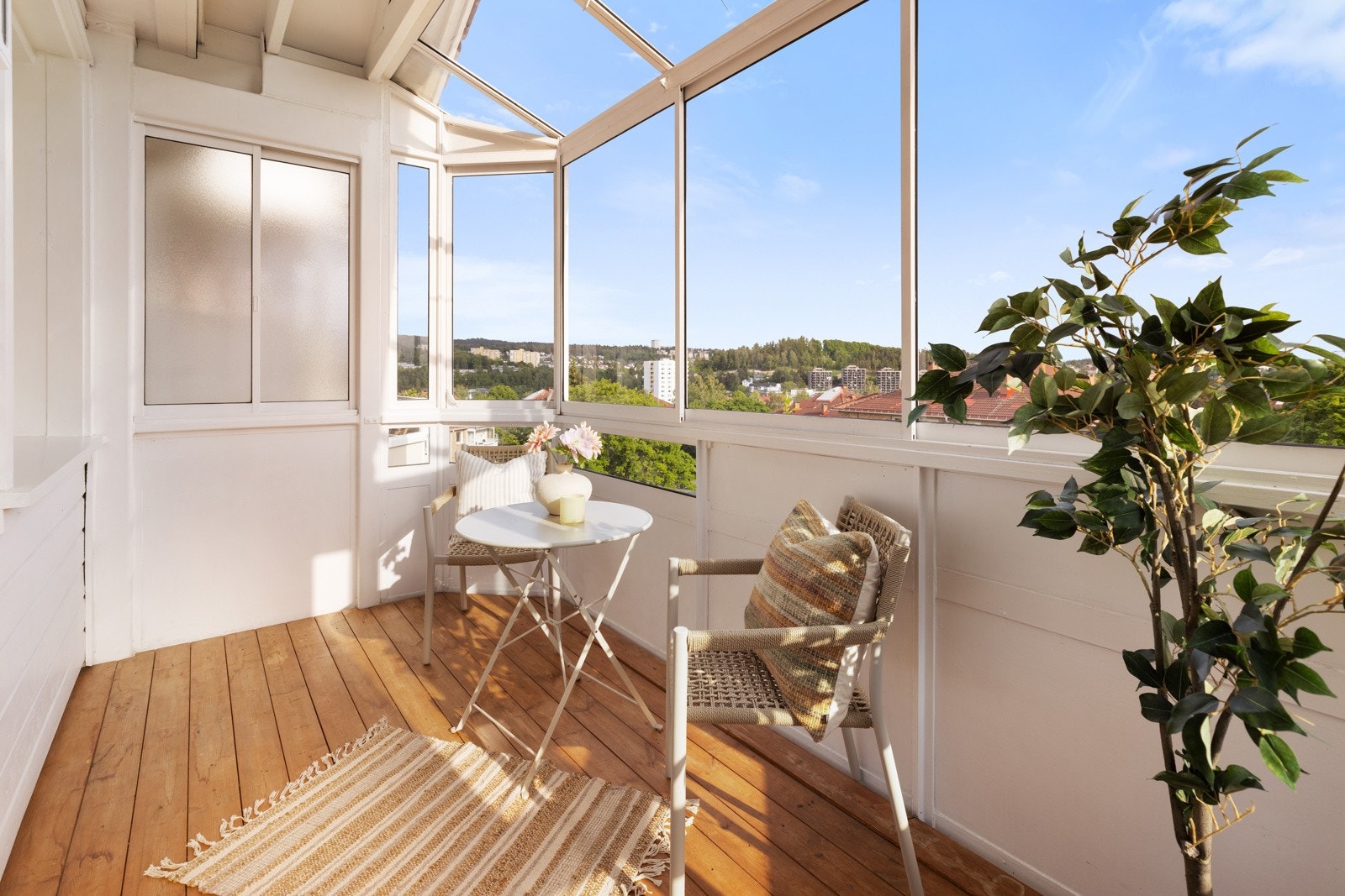 Innglasset balkong med sydvendt himmelretning Galleribilde