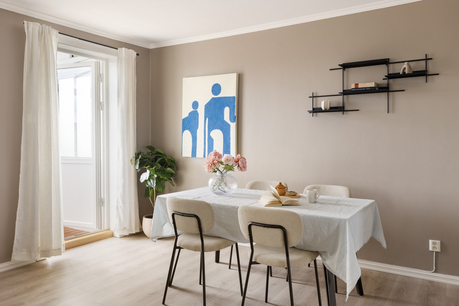 Plass til spisebord ved balkongdøren Galleribilde