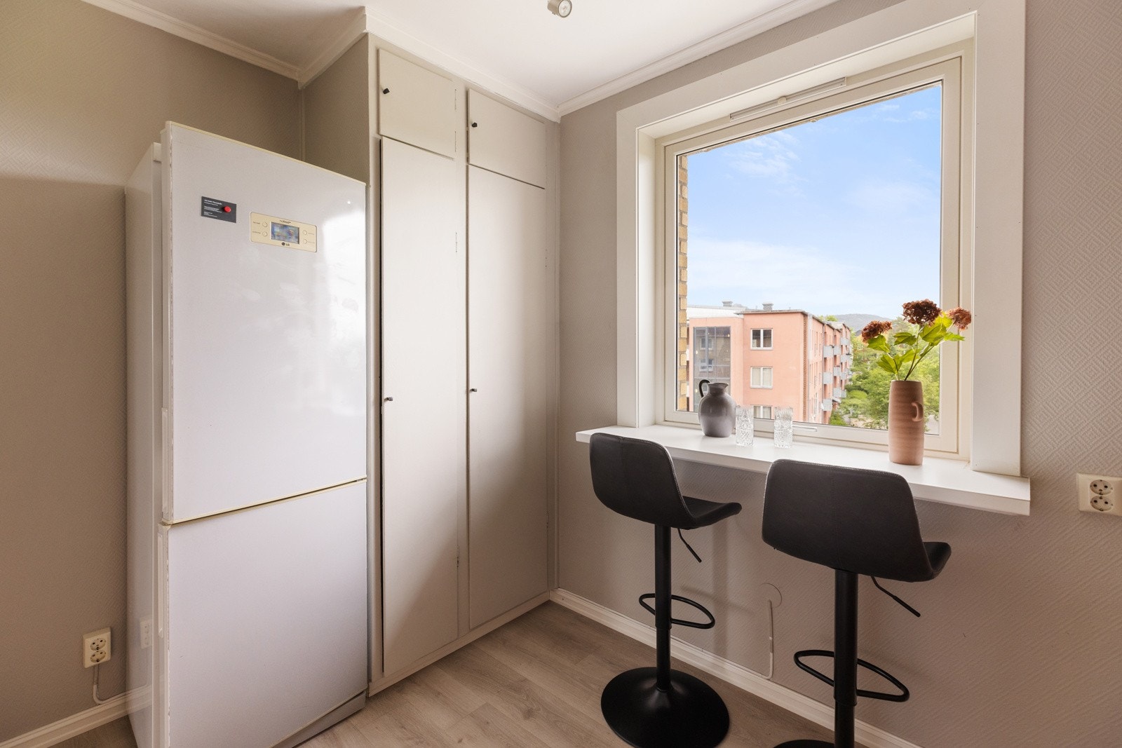 Praktisk barløsning i vinduskarmen Galleribilde