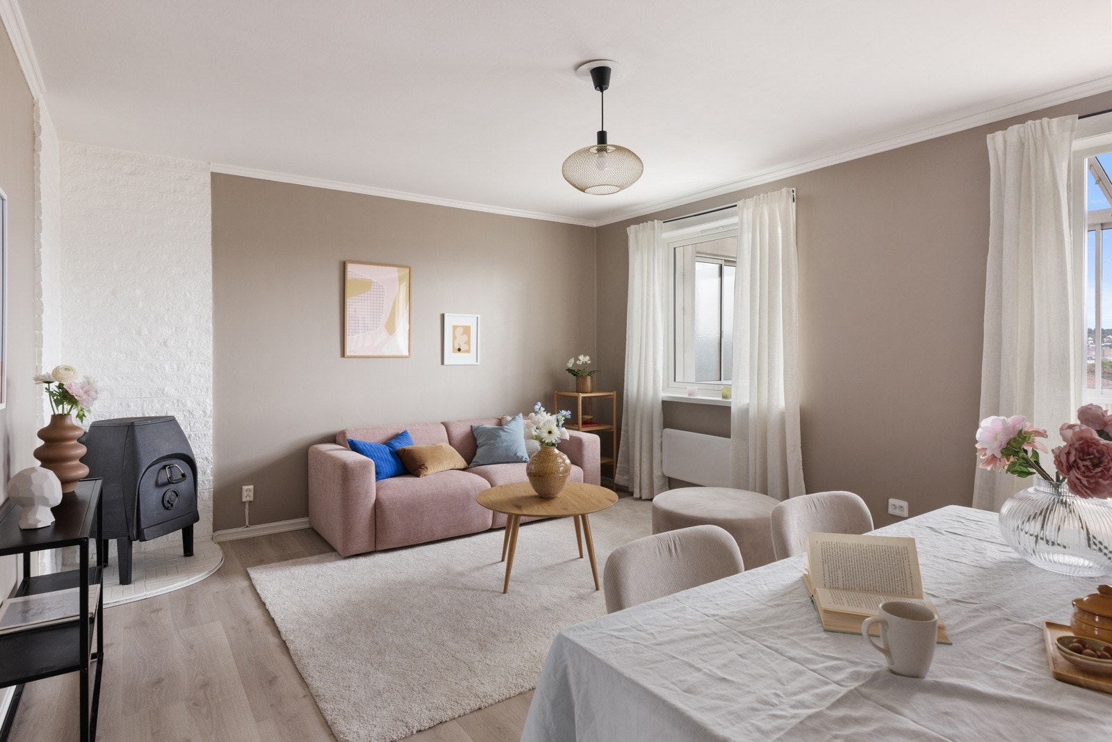 Innbydende stue med god plass til sittegruppe og spisebord Galleribilde