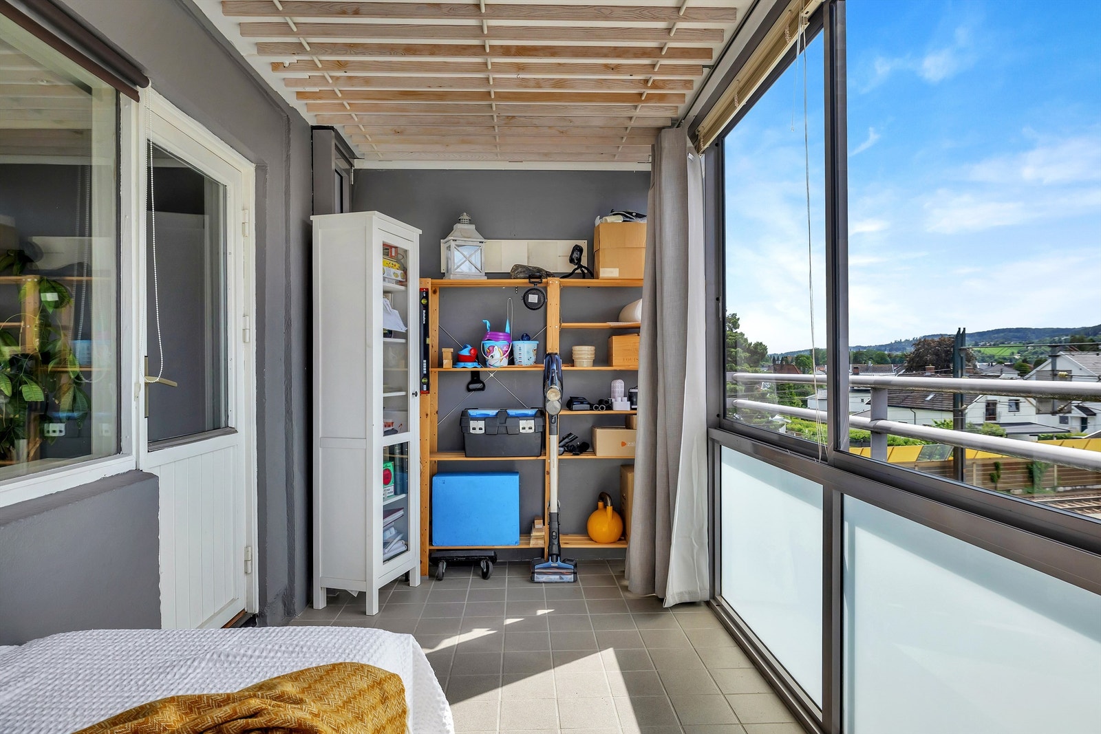 Balkongen har en praktisk gardinskinne så det er mulig å trekke for. Galleribilde
