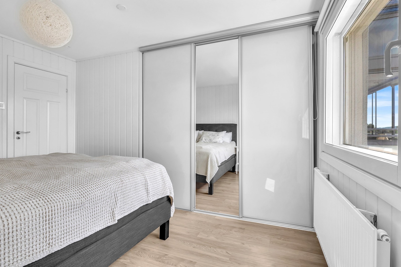Her følger det med en praktisk skyvedørsgarderobe. Galleribilde