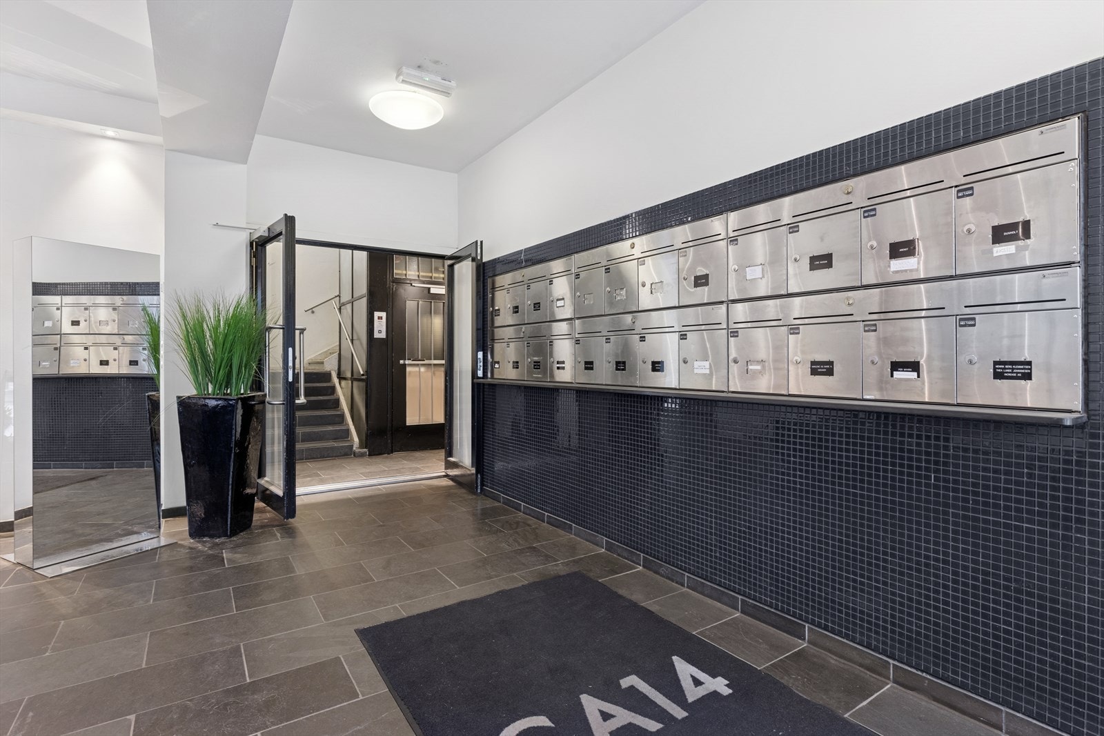 Leiligheten disponerer en bod med direkte inngang i hovedetasjen, ved siden av heisen. Galleribilde