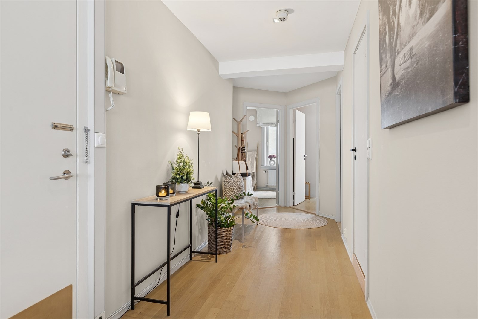 Entréen gir et godt førsteinntrykk av boligen. Galleribilde