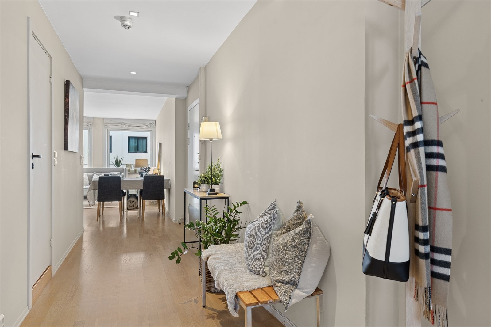 Ved adkomst møtes du av en innbydende entré med parkett på gulv og et lyst fargevalg på vegger. Galleribilde