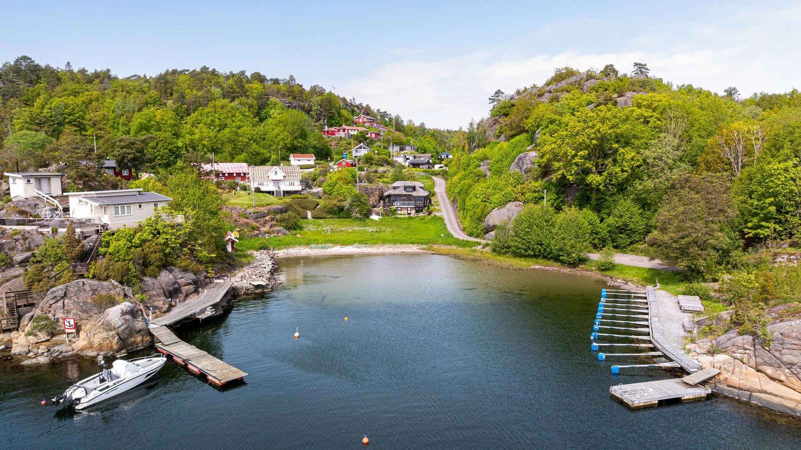 Tilhørende båtplass ligger på høyre side i bilde, plass nr.8. Båtplassen har en lysåpning på 2 meter. Galleribilde