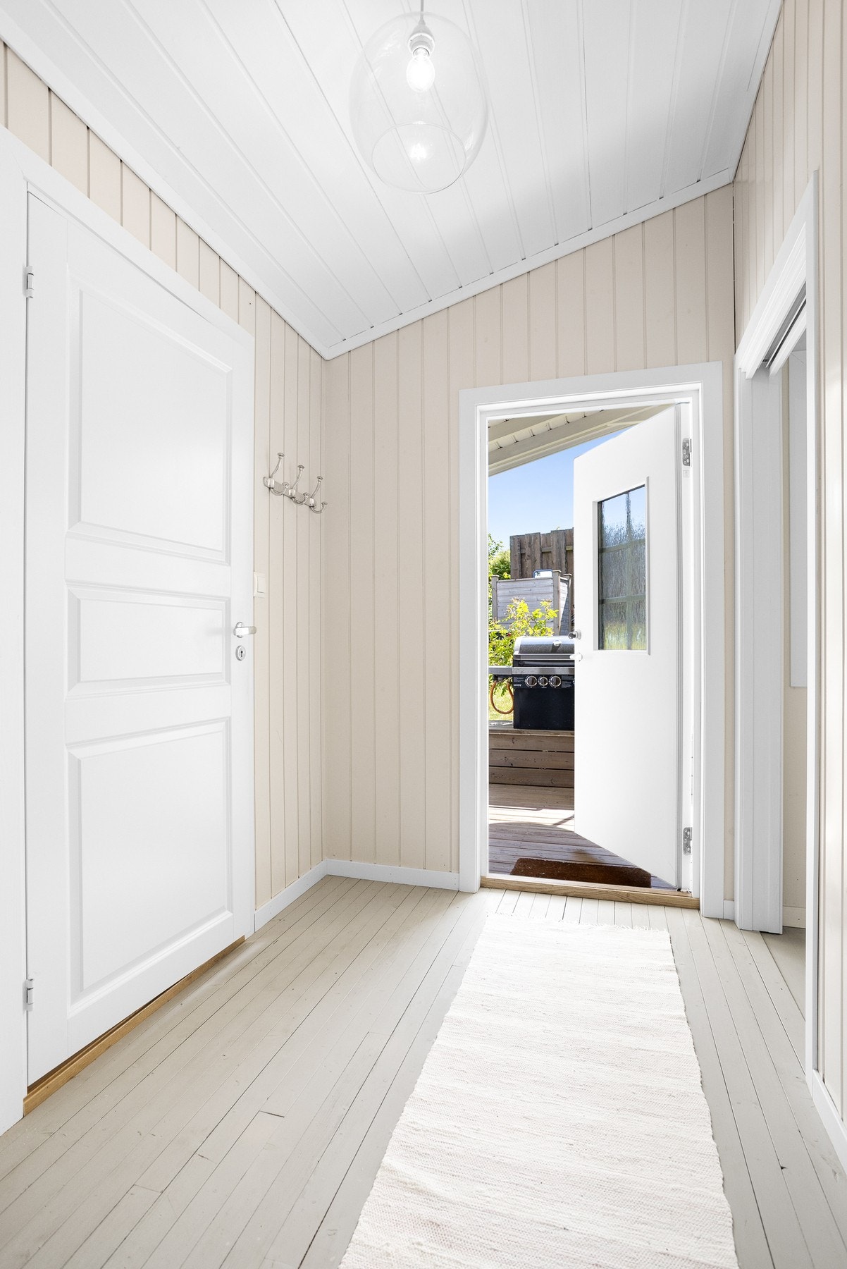 Hyggelig Entrè. Bad inn til venstre og soverom med 3 sengeplasser til høyre. Galleribilde