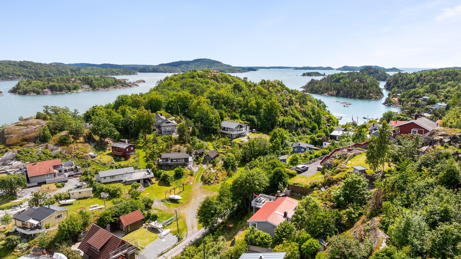 Hytta ligger ytterst på Bjønnesland omkranset av en fantastisk skjærgård. Galleribilde