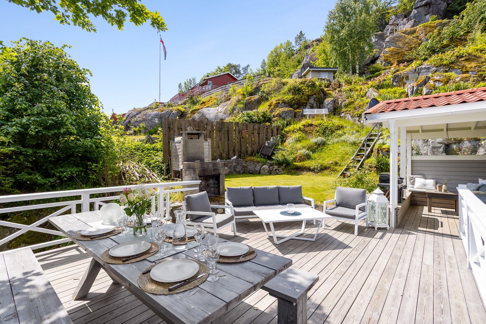 Eiendommen har fine usjenerte uteplasser. Galleribilde