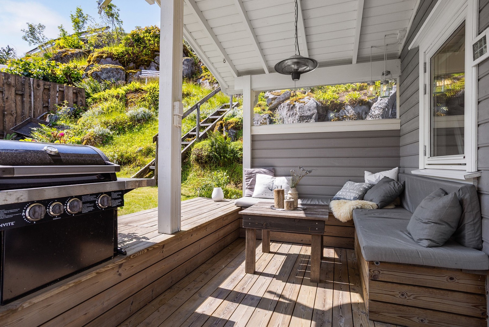 Hyggelig overbygd terrasse, perfekt når været ikke spiller på lag. Galleribilde