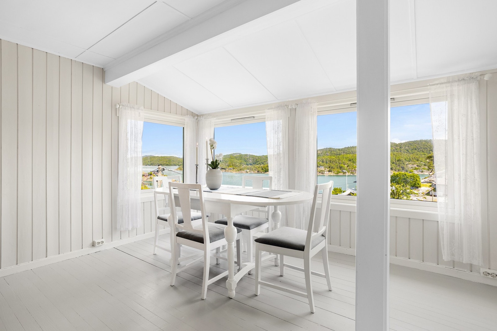 Innvendig er hytta malt i lyse fine farger, slike en sommerhytte skal være. Galleribilde