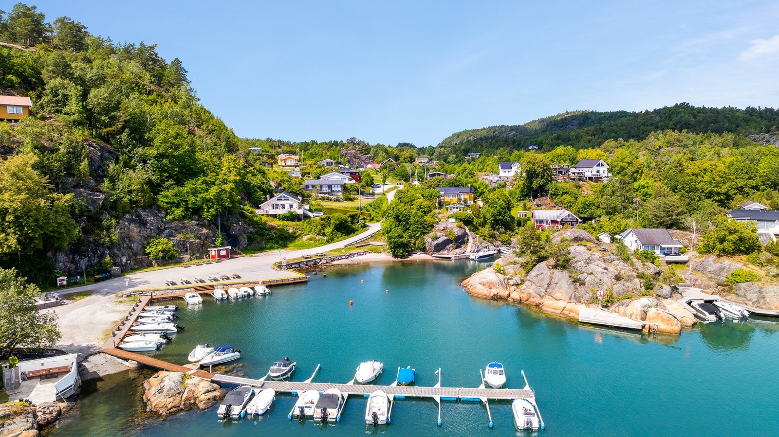 Bjønnes brygge ligger rett på nedsiden av hytta. Galleribilde