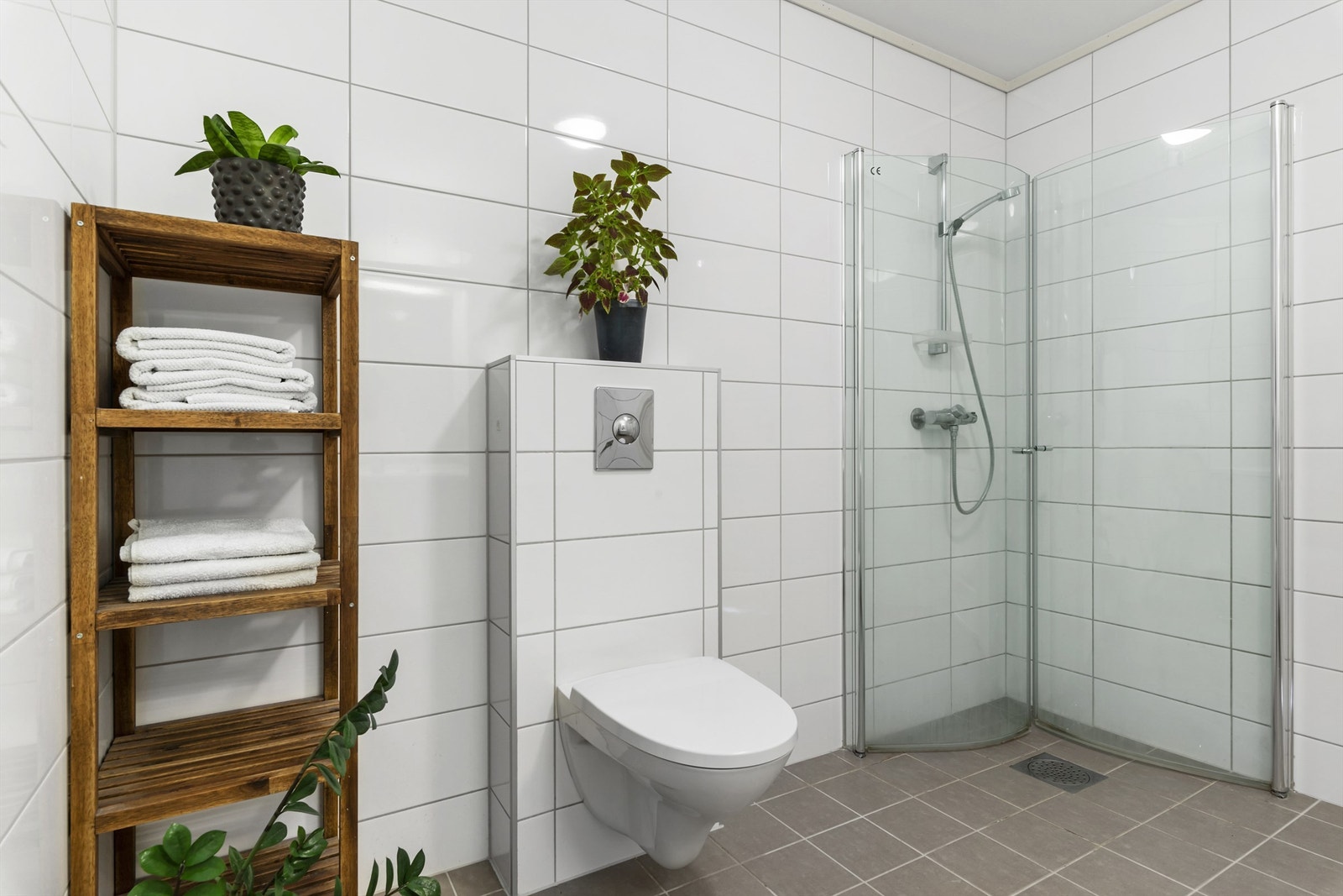 1.etasje - Bad/wc ved gang: Dusjhjørne med dører og vegghengt dusjarmatur. Malte flater i himling. Vegghengt toalett Galleribilde