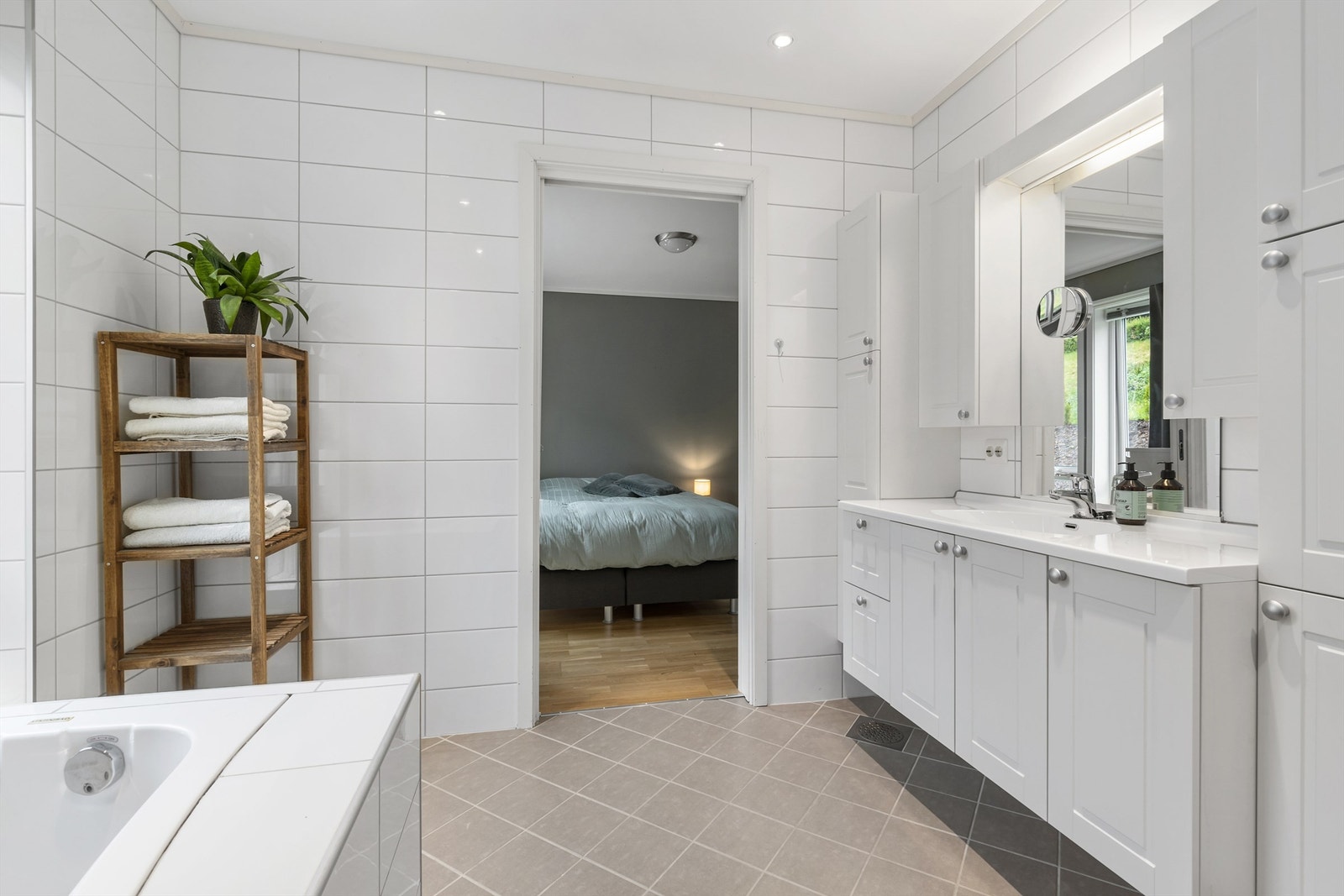 1.etasje - Bad/wc: Tillligende til hovedsoverom Galleribilde