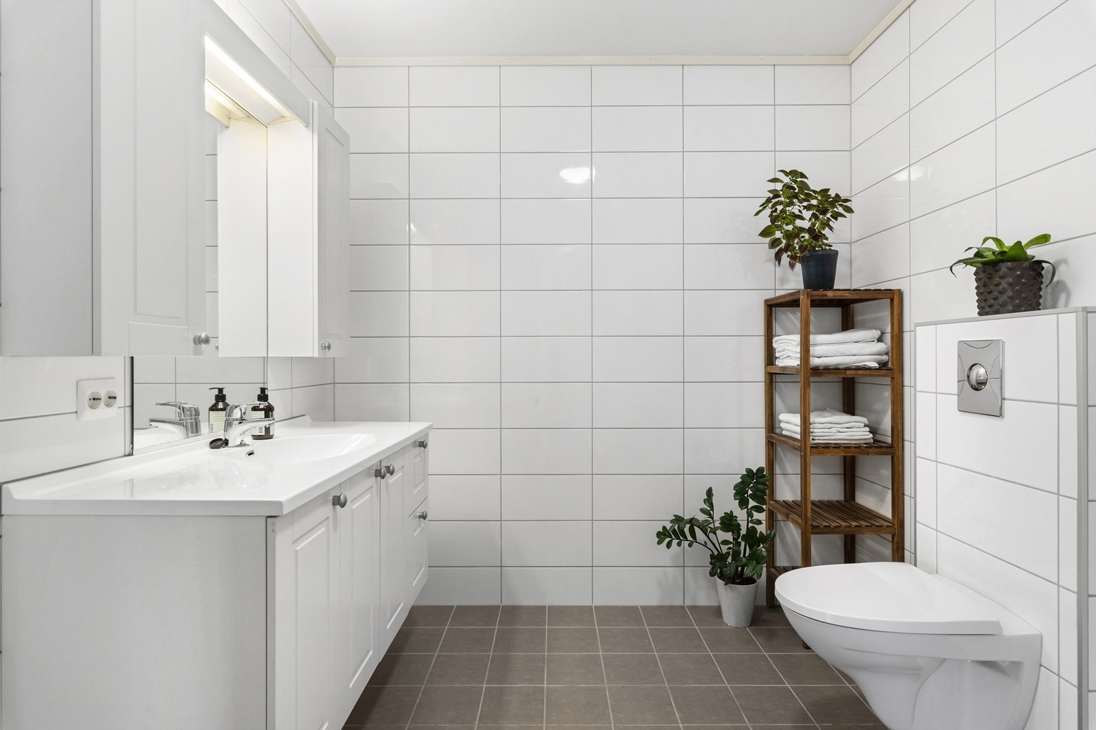 1.etasje - Bad/wc ved gang: Flislagt gulv og vegger. Gulvvarme. Servant med armatur Galleribilde