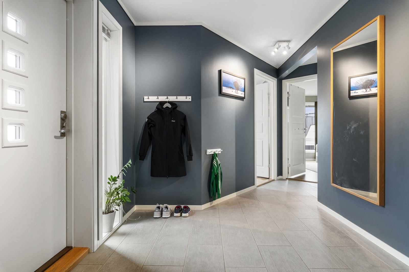 1.etasje - Gang: Her har man tilkomst til 3 soverom og bad/wc 1 og bad/wc 2 og trapp til 2.etasje Galleribilde