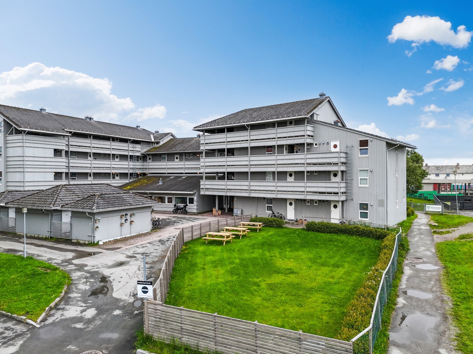 Pent opparbeidet uteområde utenfor leiligheten. Galleribilde