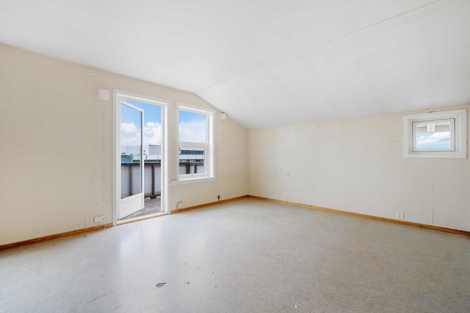 Stor stue med gode møbleringsmuligheter. Galleribilde