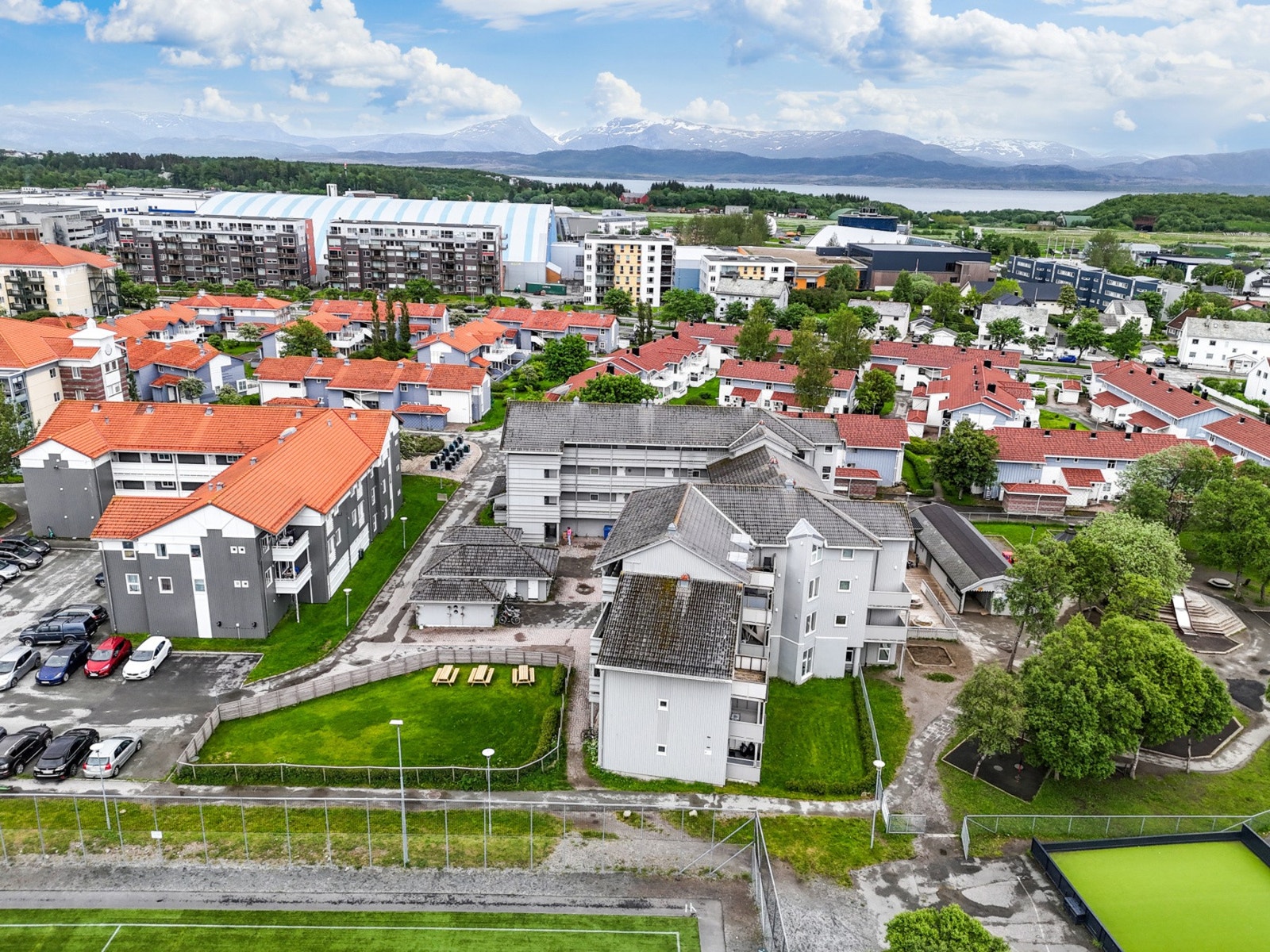 Parkering på felles parkeringsområde. Galleribilde