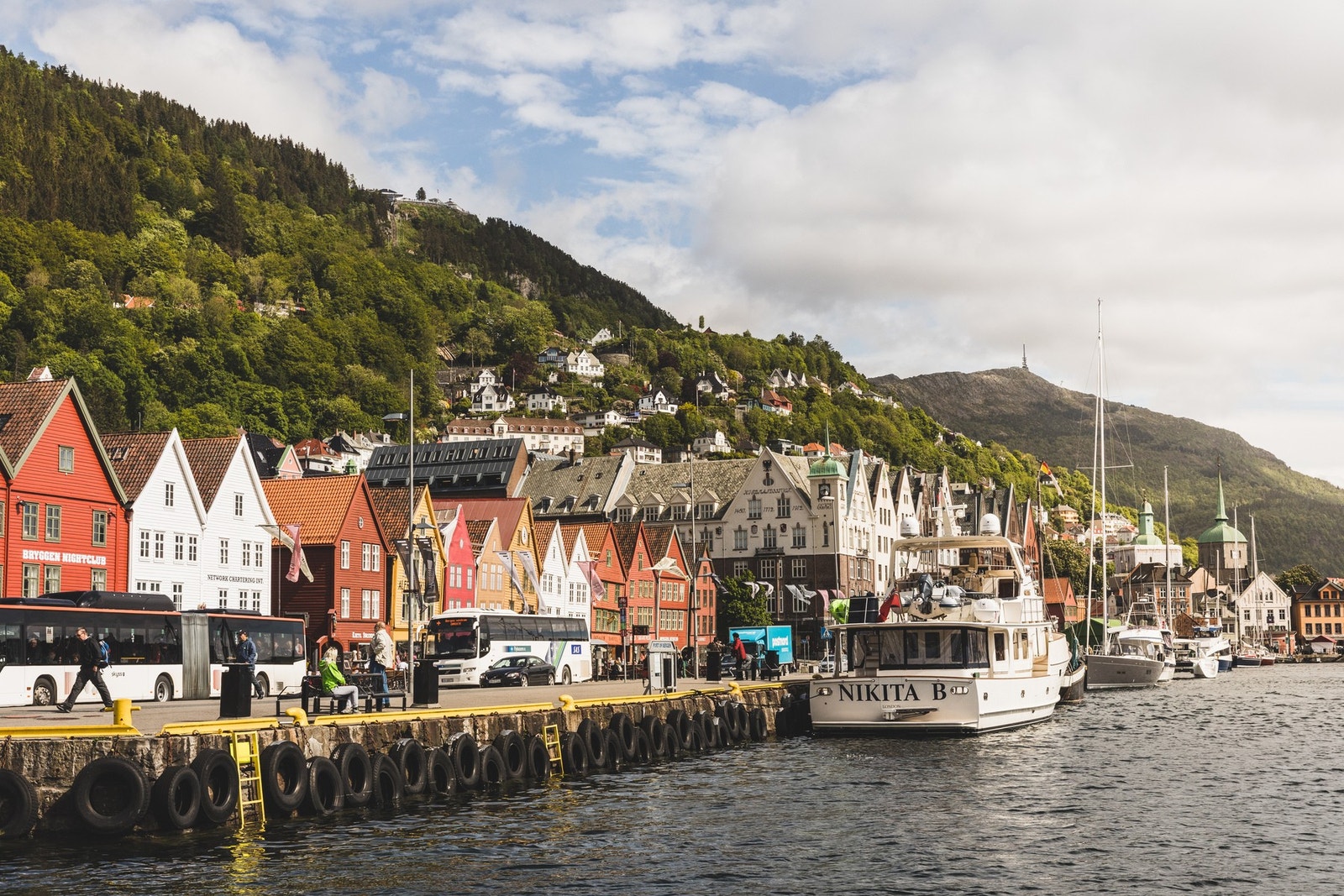 Bryggen byr på flere ulike restauranter, kaféer og er svært populært om sommeren med uteservering. Galleribilde