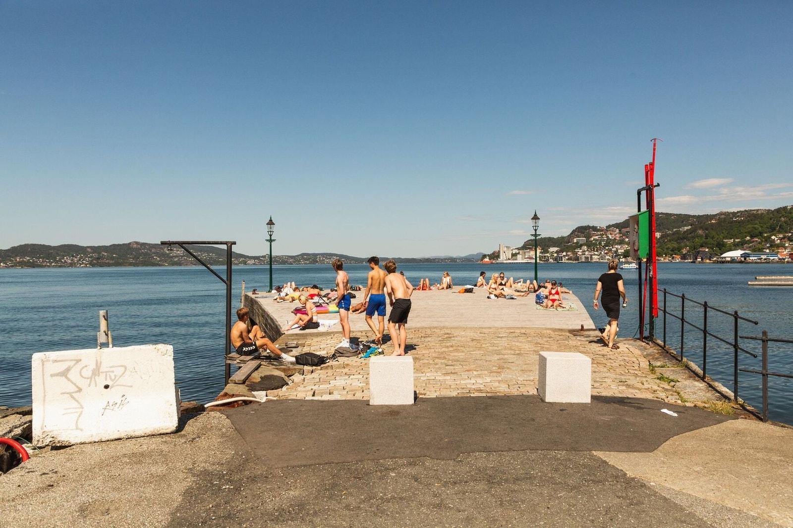 På utsidene av de gamle sjøhusene, ble det våren 2018 bygget en ny brygge, hvor du kan nyte solen. Denne ligger helt i sjøkanten, så her er det bare å hoppe rett fra bryggen. En idyll om sommeren. Galleribilde