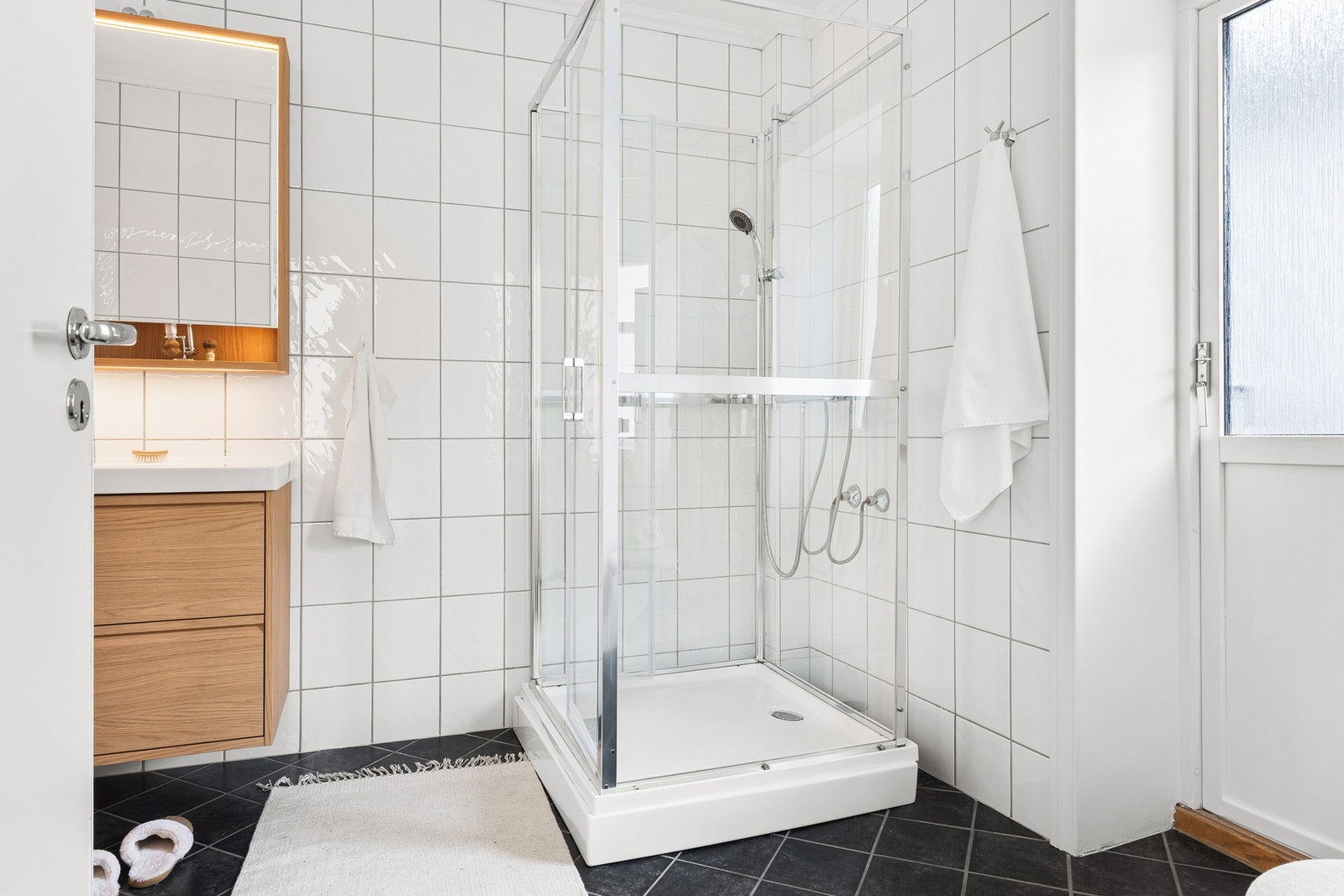 Badet er helfliset med varmekabler i gulvet og har en størrelse på 6,4 kvm. Galleribilde