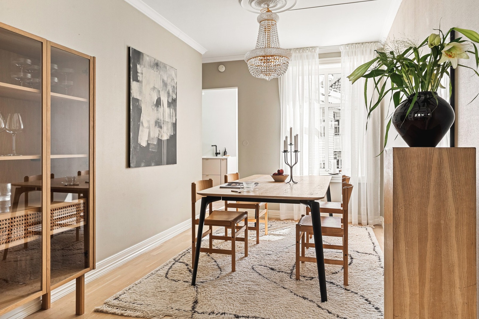 Leiligheten er svært innholdsrik med to soverom, stue, spisestue og et moderne kjøkken. Galleribilde