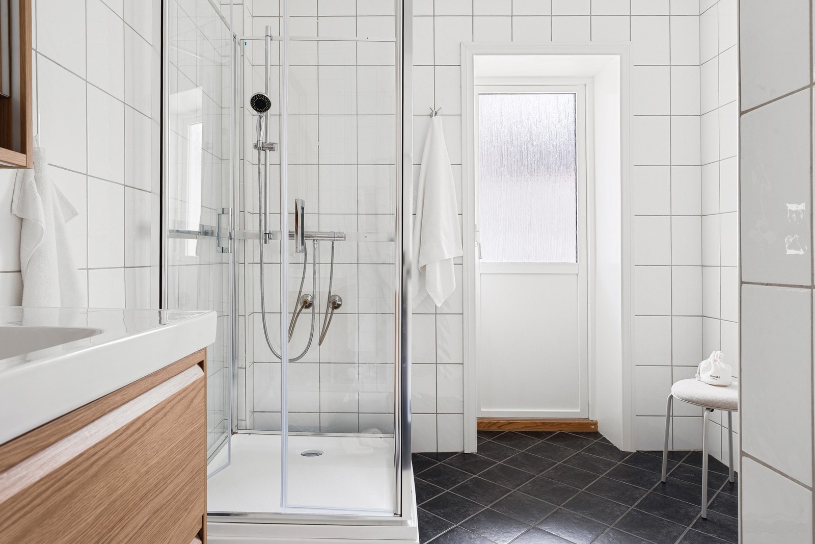 Fra badet er det også utgang til en balkong vendt mot bakgården. Galleribilde