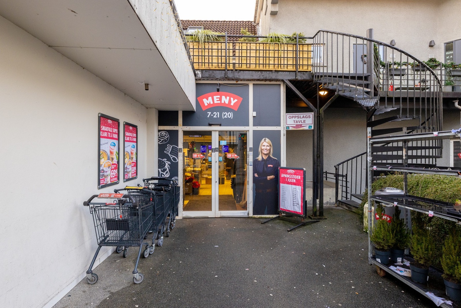 Dagligvarebutikken Meny er kun noen minutter bortenfor. Her finner man et rikelig utvalg i alle kategorier. Galleribilde
