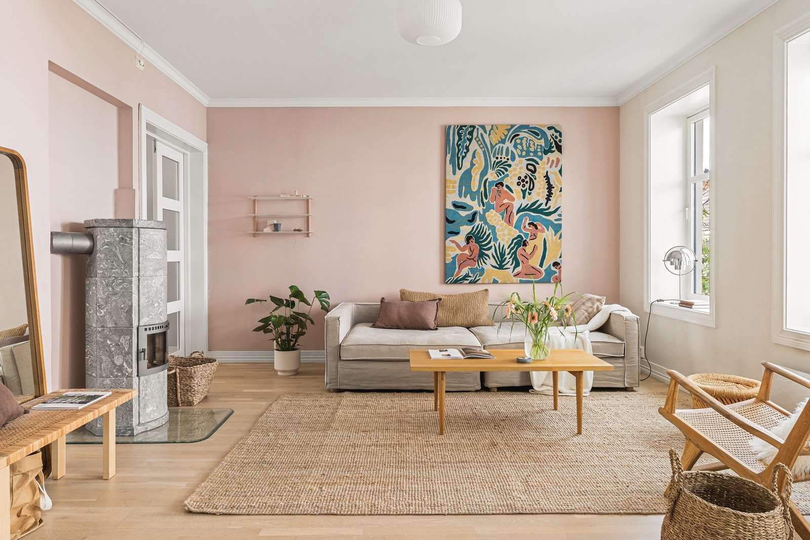 Parkettgulvet, rosettene i taket og detaljerte lister med struktur gir rommet en klassisk og elegant følelse. Galleribilde