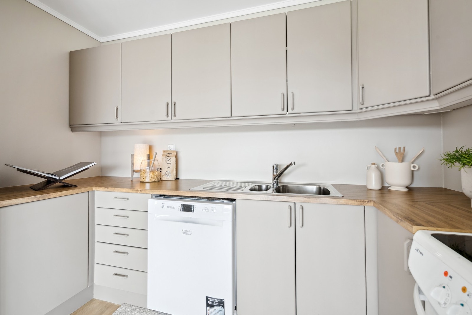 Kjøkkenet er godt utbygget med skap, skuff- og benkeplass. Galleribilde