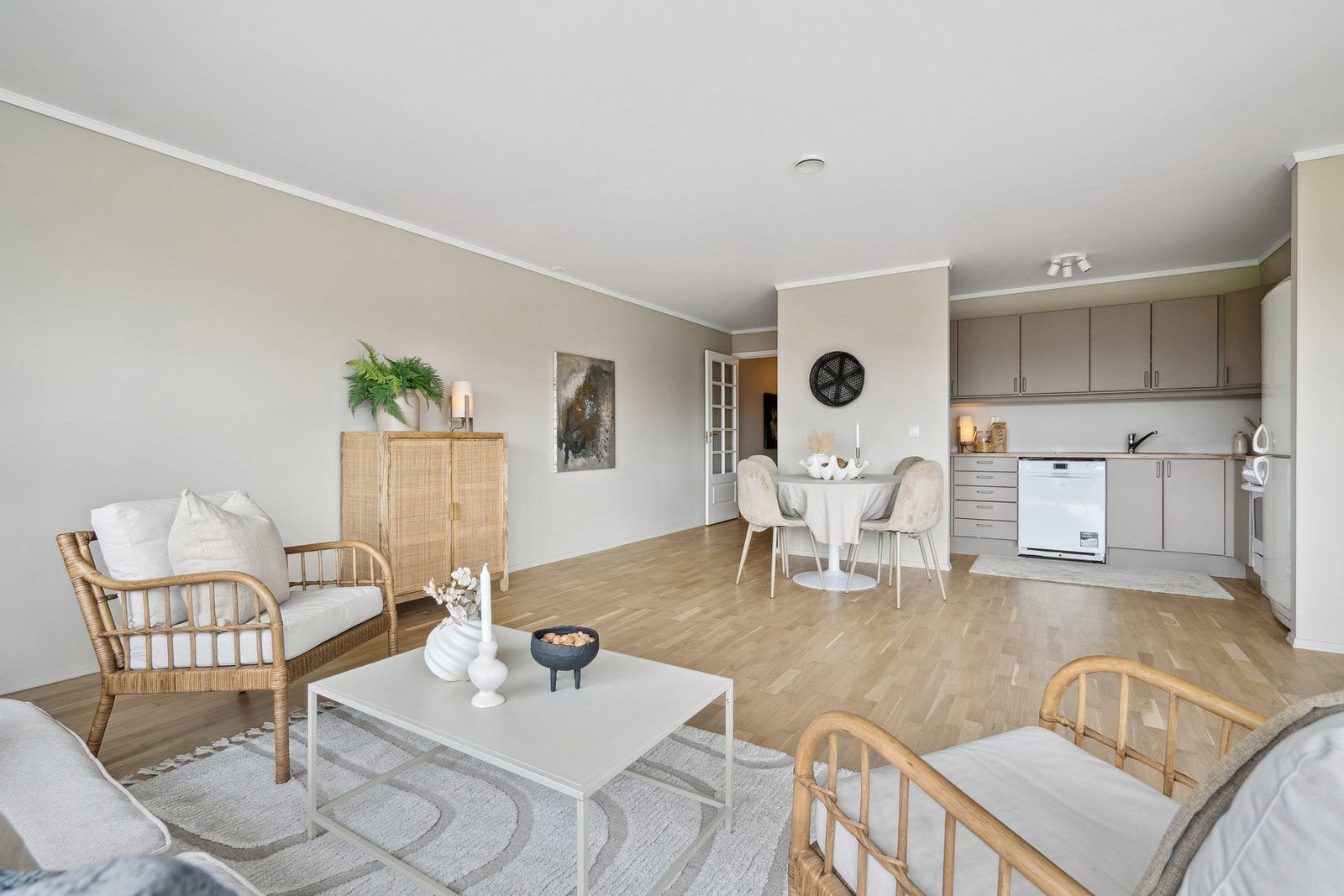 Det passer utmerket å innrede med spisebord mellom stue og kjøkken. Galleribilde