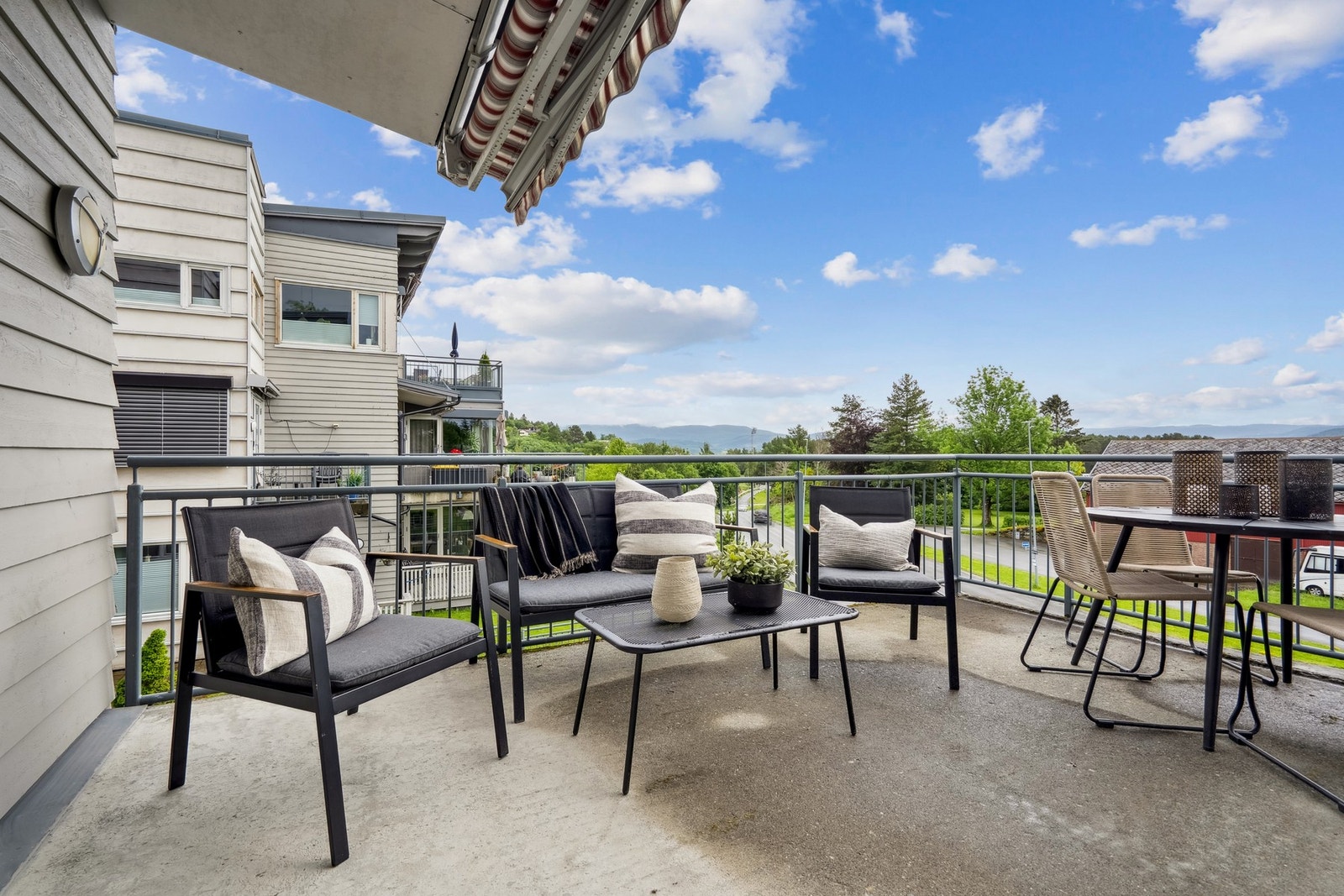 En lys og moderne 3-roms selveierleilighet med attraktiv beliggenhet og flott utsikt. Galleribilde