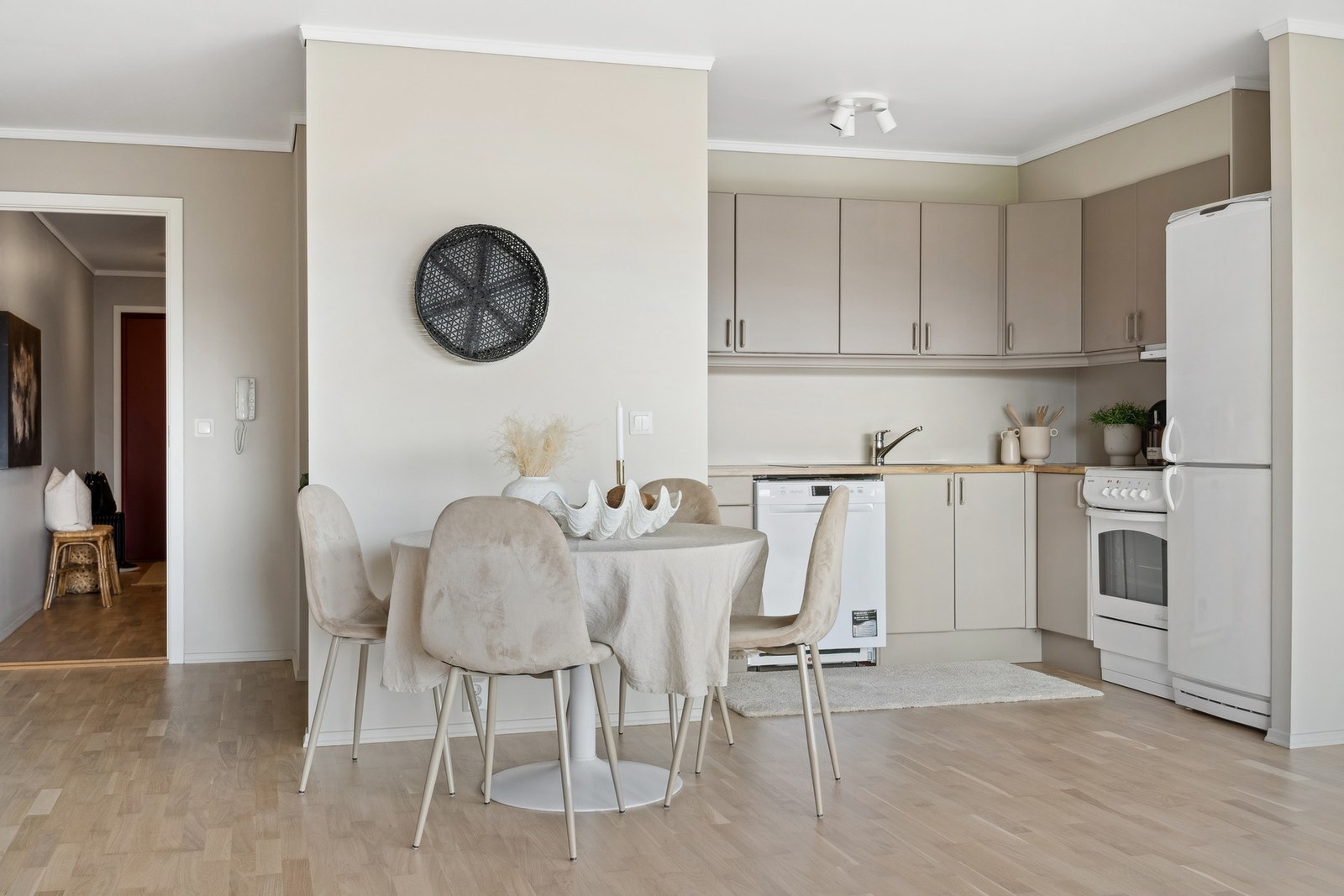 Parkett er gjennomgående i alle oppholdsrom, mens badet har flislagt gulv. Galleribilde