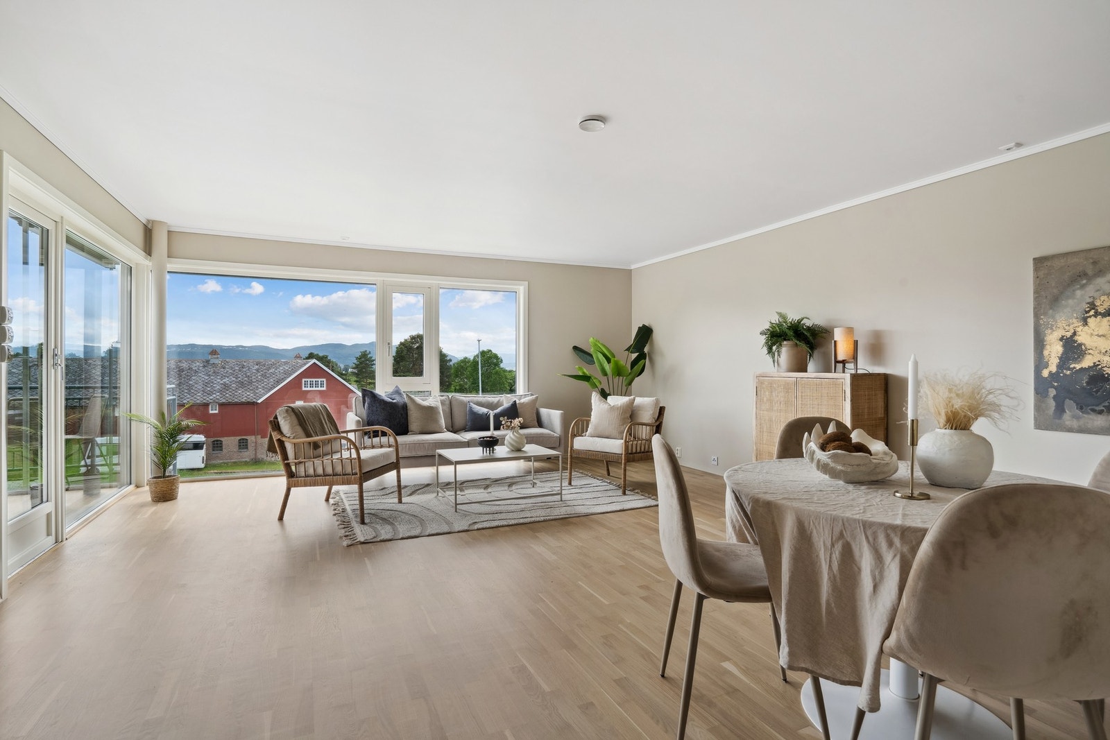 Store vindusflater sørger for godt med naturlig lysinnslipp til stuen. Galleribilde