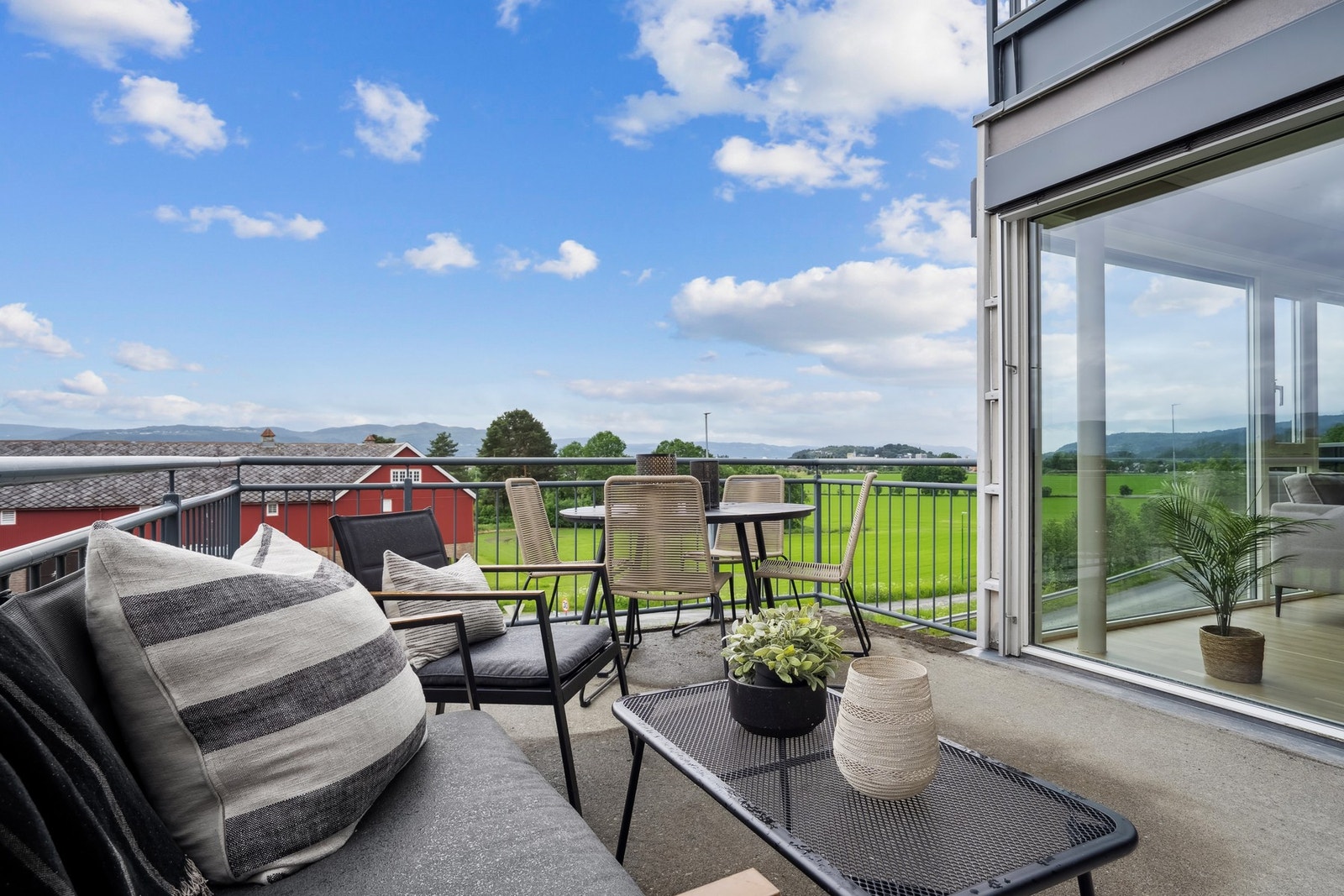 Leiligheten har en romslig balkong med plass til å møblere i flere soner. Galleribilde